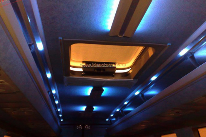 Пример установки багажной полки в микроавтобус IVECO DAILY - фото Автобусные решения IDEA